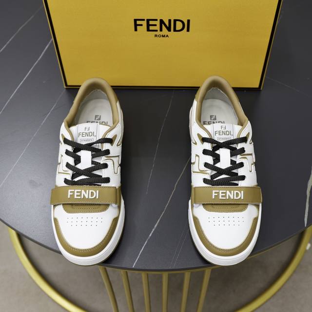 出厂价： 情侣款 顶级原单 品牌：芬迪 Fendi 尺码：35-44 男38、45定制 等级：原单品质 高版本 材料： 进口原版牛皮拼接 优质舒适内里 原版tp